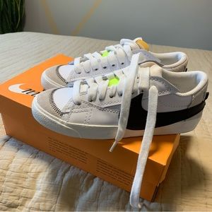 WOMANS NIKE BLAZER SIZE 9